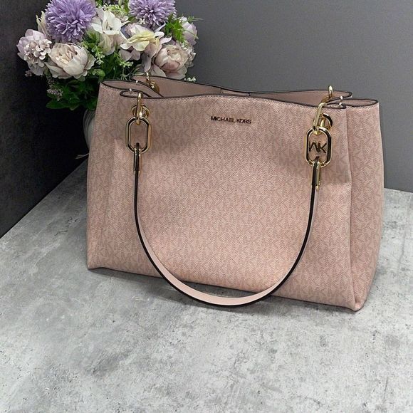 Michael Kors Handbags - Michael Kors Trisha